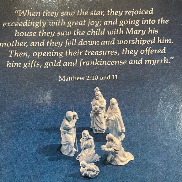 Avon Nativity Collectibles The Magi  Porcelain Figurine. Excellent Condition. - Picture 12 of 13